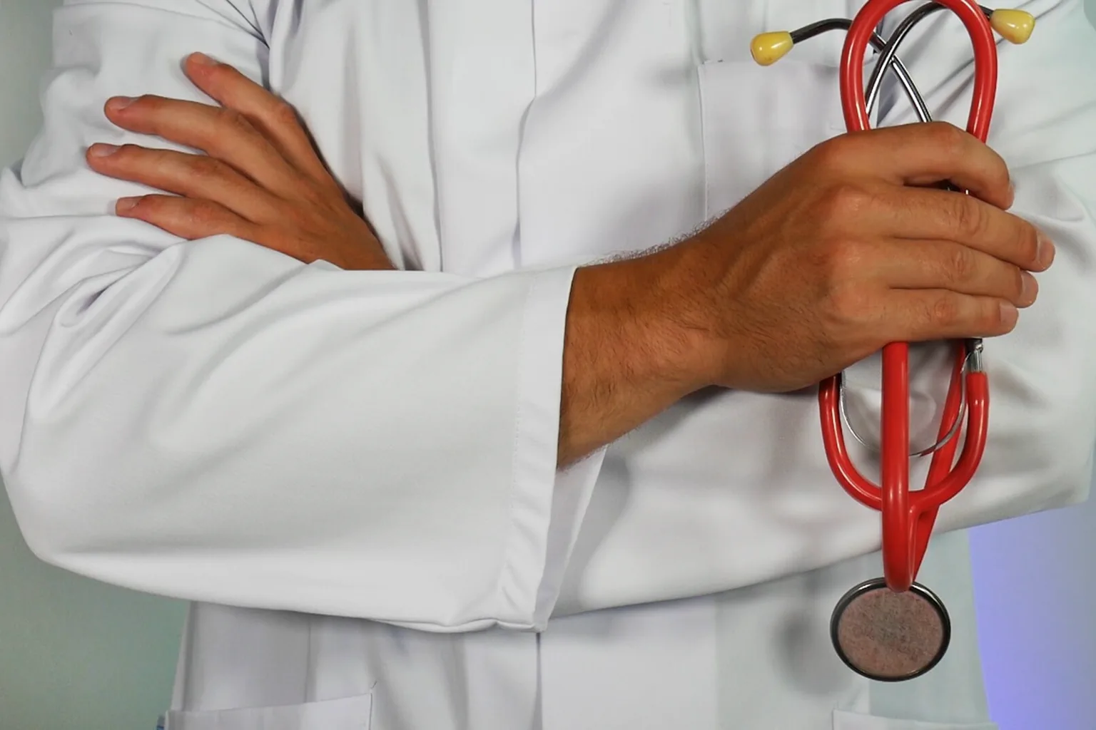 Profesional de salud sostiene un estetoscopio durante una consulta.