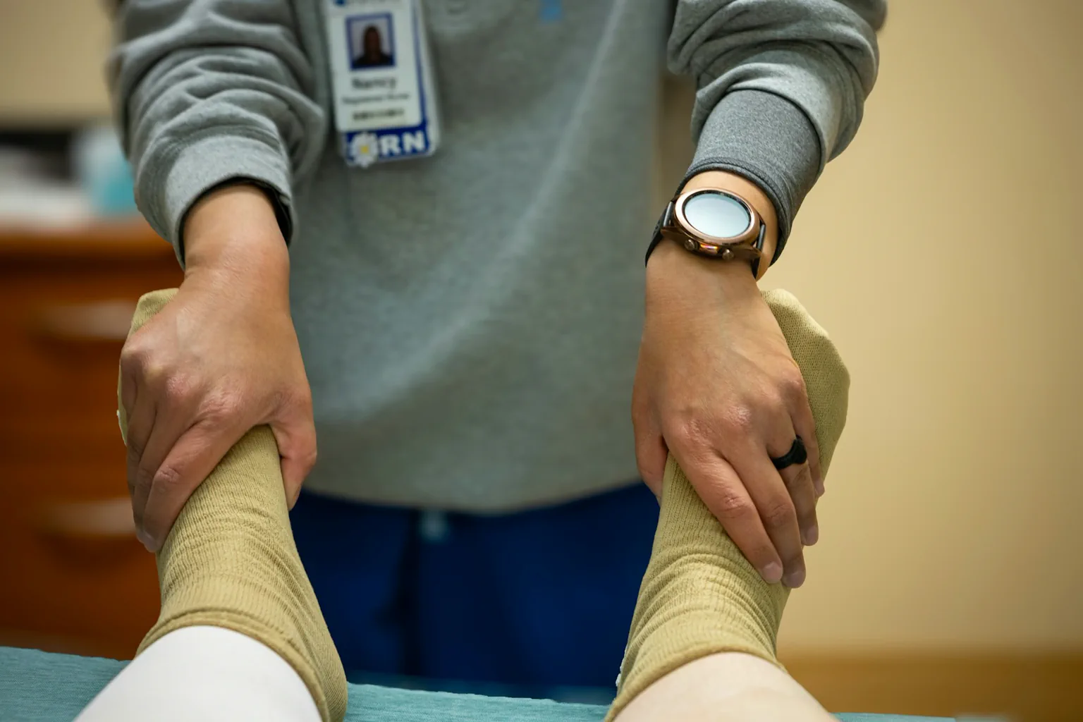 Profesional realiza una sesión de fisioterapia con una persona adulta.