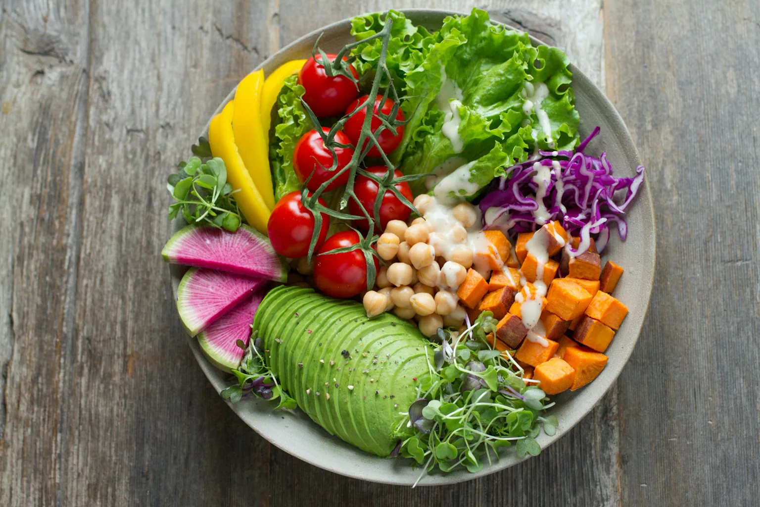 Plato con alimentos frescos y variados para una alimentación equilibrada.