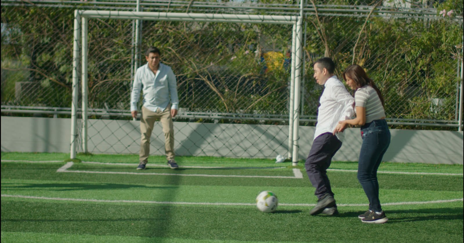 Tonito jugando fútbol acompañado por su familia