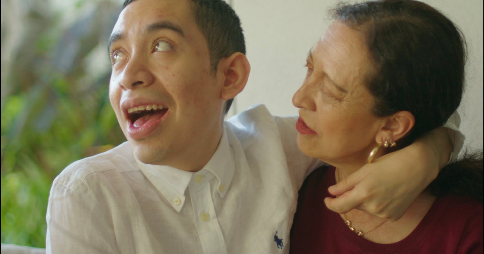 Tonito junto a su mamá